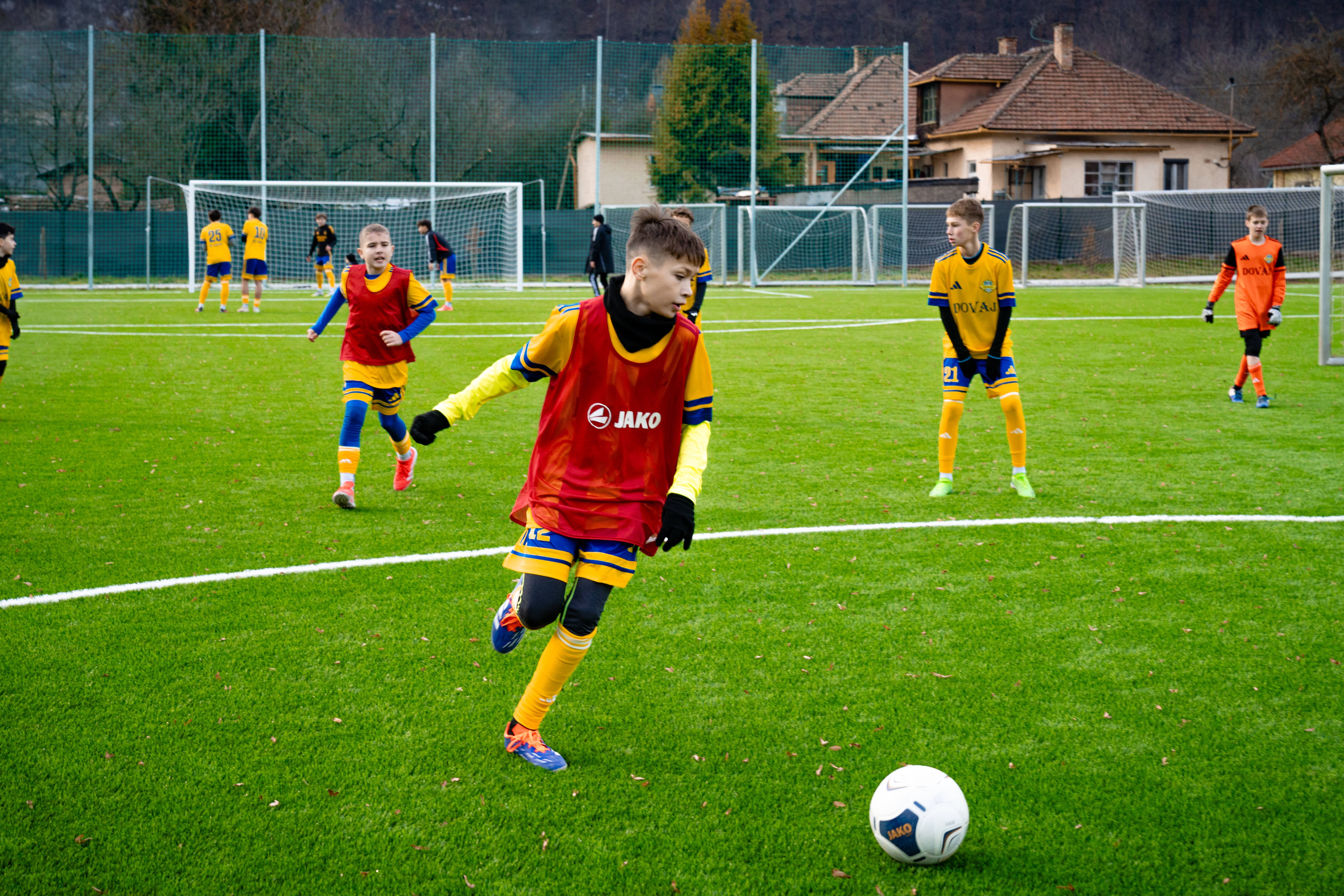 Nové futbalové ihrisko s umelým povrchom v Rožňave prinesie lepšie podmienky pre športovcov i verejnosť